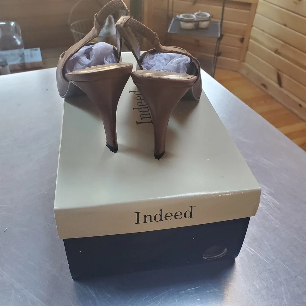 Like new Indeed Saturn Style Bronze‎ Slingback Heel